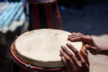 Brezilya atabağında hareketsiz duran bir müzisyenin elleri. Acupe, Santo Amaro, Bahia.