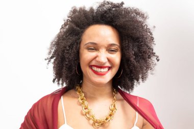 Kıvırcık saçlı, eflatun kumaşı kullanan genç bir kadının stüdyo portresi. Açık gri arkaplanda izole.