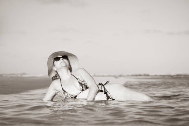 Deniz suyunda dinlenen olgun bir kadın. Taquari, Guaibim plajı, Valenca, Bahia.