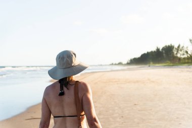 Sahilde yürüyen kadın. Öğleden sonra. Guaibim, Valenca, Bahia.