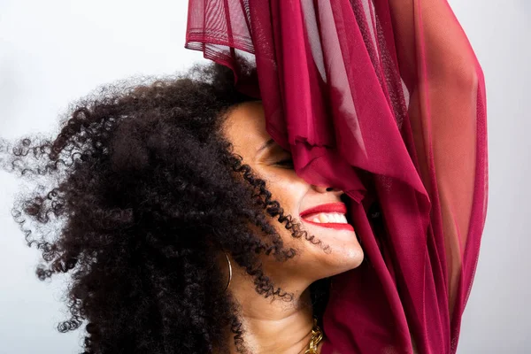 Retrato Estúdio Uma Jovem Com Cabelo Encaracolado Manipulando Pano Lilás — Fotografia de Stock