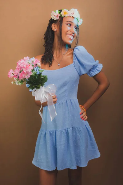 Πορτρέτο Του Όμορφη Έφηβη Κοπέλα Στέκεται Κρατώντας Μπουκέτο Λουλούδια Απομονωμένα — Φωτογραφία Αρχείου