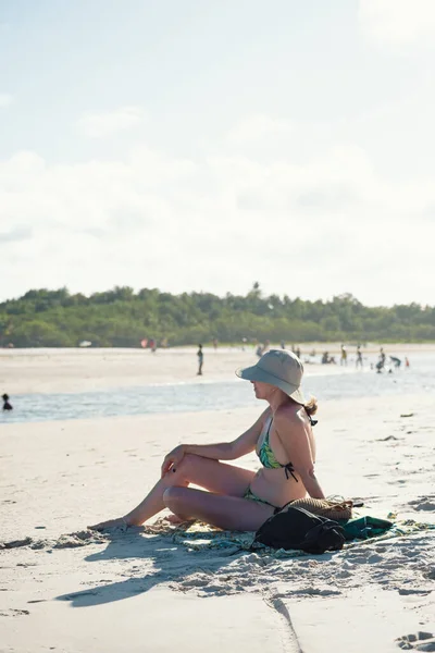 Mujer Sentada Playa Tomando Sol Taquari Playa Guaibim Valenca Bahía —  Fotos de Stock