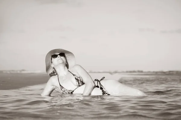 Dojrzała Kobieta Relaksująca Się Wodzie Morskiej Taquari Plaża Guaibim Walencja — Zdjęcie stockowe