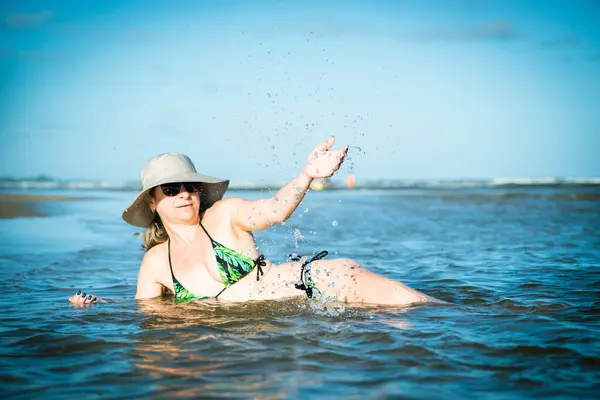 Dojrzała Kobieta Bikini Kapeluszu Kąpiąca Się Morzu Słoneczny Dzień Taquari — Zdjęcie stockowe