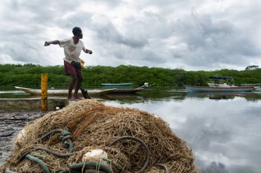 Aratuipe, Bahia, Brezilya - 31 Ağustos 2018: Jaguaripe nehrinin kıyısında balıkçı balıklar için yem atıyor. Maragogipinho, Aratuipe, Bahia şehri..