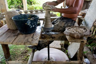 Aratuipe, Bahia, Brezilya - 31 Ağustos 2018: Çömlekçiler Maragoipinho, Bahia 'da seramik parçalar üzerinde çalışıyorlar.
