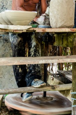 Aratuipe, Bahia, Brezilya - 31 Ağustos 2018: Çömlekçiler Maragoipinho, Bahia 'da seramik parçalar üzerinde çalışıyorlar.