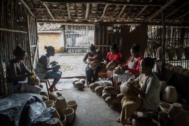 Aratuipe, Bahia, Brezilya - 31 Ağustos 2018: Çömlekçiler Maragoipinho, Bahia 'da seramik parçalar üzerinde çalışıyorlar.