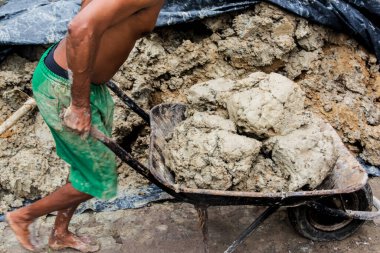 Aratuipe, Bahia, Brezilya - 31 Ağustos 2018: Potter hamuru el arabasına yüklüyor. Maragoipinho, Aratuipe, Bahia şehri..