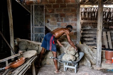 Aratuipe, Bahia, Brezilya - 31 Ağustos 2018: Paraları el arabasına koyan çömlekçi. Maragoipinho, Aratuipe, Bahia şehri..