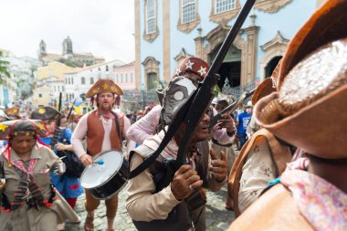 Salvador, Bahia, Brezilya - 2 Temmuz 2022: Cangaco 'yu temsil eden kültür grubu Salvador' daki Pelourinho 'da Bahia' nın bağımsızlık töreninde görüldü..