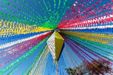 Valenca, Bahia, Brezilya - 24 Haziran 2022: Valenca, Bahia 'da düzenlenen Haziran ayı Sao Joao festivali için balonlarla ve renkli bayraklarla süsleme.