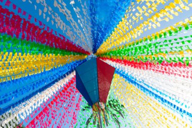 Valenca, Bahia, Brezilya - 24 Haziran 2022: Valenca, Bahia 'da düzenlenen Haziran ayı Sao Joao festivali için balonlarla ve renkli bayraklarla süsleme.