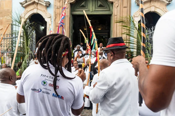 Salvador, Bahia, Brezilya - 2 Temmuz 2022: Capoeiristas Bahia bağımsızlık geçidi sırasında kilisenin önünde Berimbau çalarken görüldü, Pelourinho, Salvador