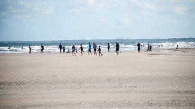 Valenca, Bahia, Brezilya - 13 Ocak 2023: İnsanlar Valenca, Bahia 'daki Guaibim plajında yürüyüp eğleniyorlar.