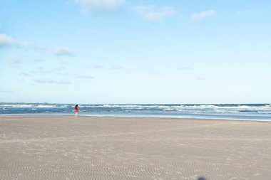 Valenca, Bahia, Brezilya - 13 Ocak 2023: Öğleden sonra Valenca, Bahia 'da Guaibim plajında denizin tadını çıkaran bir turist.