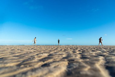 Valenca, Bahia, Brezilya - 13 Ocak 2023: Valenca, Bahia 'daki Guaibim plajında yürüyen insanlar.