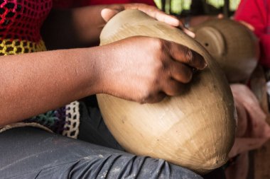 Seramik eser üzerinde çalışan sanatsal çömlekçilerin elleri. El işi. Maragogipinho, Bahia
