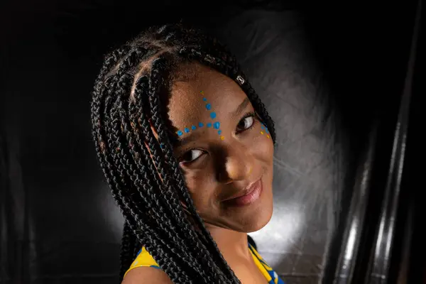 Крупный План Портрета Красивой Черной Женщины Красочной Краской Лице Изолированный — стоковое фото