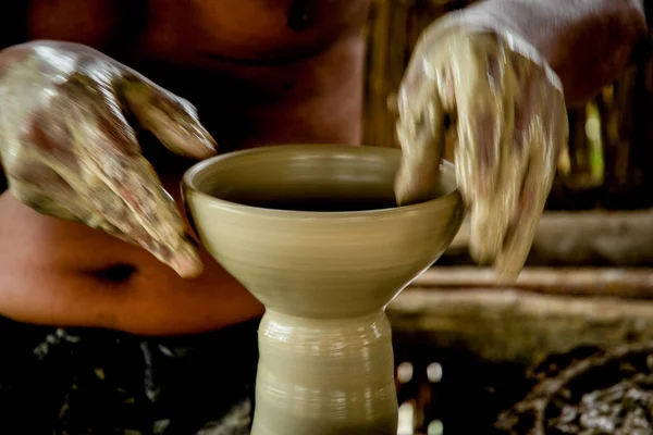 バイーア州アラトゥイプ市マラゴイピニョで陶芸作品の制作に従事する陶芸家の熟練した手 — ストック写真