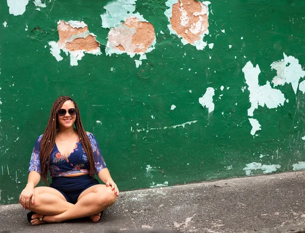 Μια Γυναίκα Που Κάθεται Στο Πεζοδρόμιο Φορώντας Γυαλιά Ηλίου Και — Φωτογραφία Αρχείου