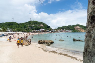 Cairu, Bahia, Brezilya - 19 Ocak 2023: Brezilya 'nın Cairu kentindeki Morro de Sao Paulo plajında insanlar.