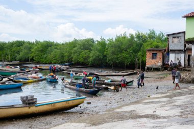 Santo Amaro, Bahia, Brezilya - 24 Temmuz 2022: Balıkçılar nehirde balık tutmak için kanolarını hazırlarken görülüyor. Santo Amaro, Bahia.