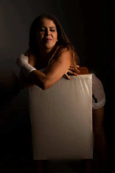 Beyaz Çamaşırlı Şehvetli Esmer Seksi Çamaşırı Konsepti Beyaz Eldiven Giyiyordu — Stok fotoğraf