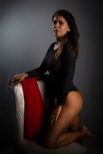 Seksi Esmer Kadın Portresi Siyah Çamaşırlarıyla Sandalyede Diz Çöküp Şehvetli — Stok fotoğraf