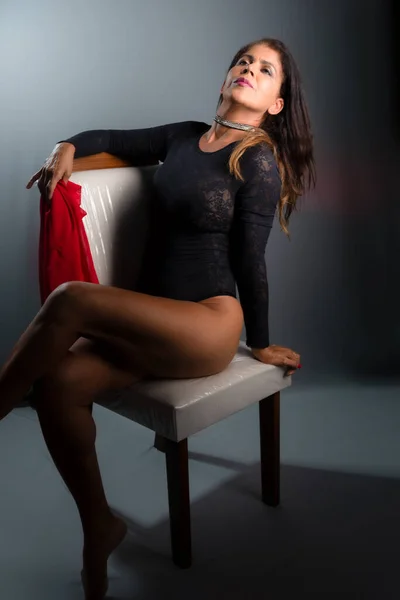 Linda Morena Sensual Lingerie Preta Sentada Uma Cadeira Fazendo Pose — Fotografia de Stock