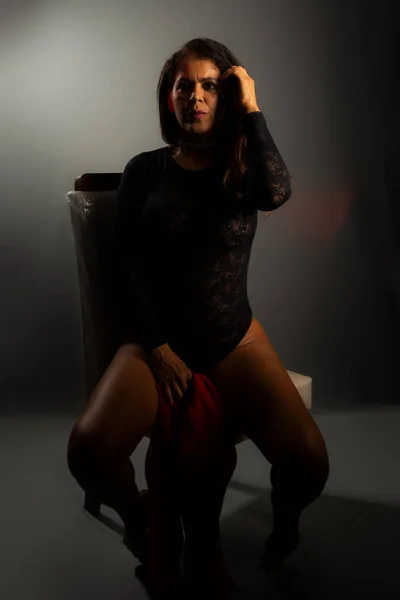 아름다운 관능적 란제리 Sitting Doing 섹시한 Pose 어두운 배경에 대하여 — 스톡 사진