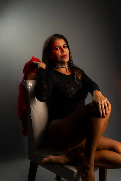 Όμορφη Αισθησιακή Μελαχρινή Μαύρα Εσώρουχα Κάθεται Μια Καρέκλα Κάνει Σέξι — Φωτογραφία Αρχείου