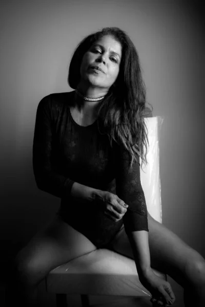 Portrait Noir Blanc Brune Sensuelle Assise Dans Une Pose Sexy — Photo