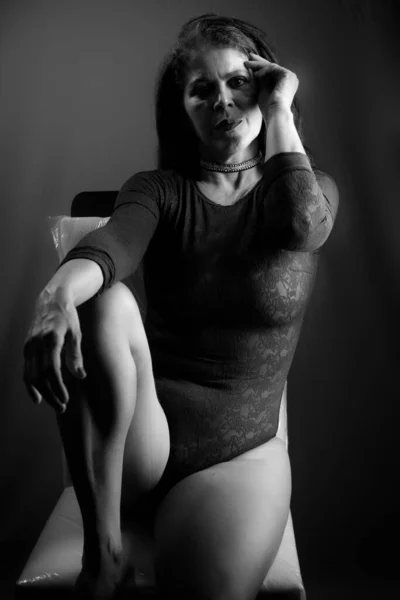 Zwart Wit Portret Van Sensuele Brunette Zittend Sexy Pose Studiofoto — Stockfoto
