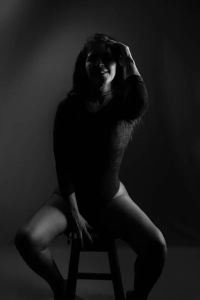 Černobílý Portrét Smyslné Brunetky Sedící Sexy Póze Fotka Studia Tmavém — Stock fotografie