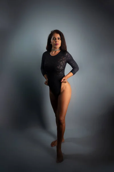 Retrato Estúdio Belo Modelo Sensual Morena Vestindo Lingerie Preta Fazendo — Fotografia de Stock
