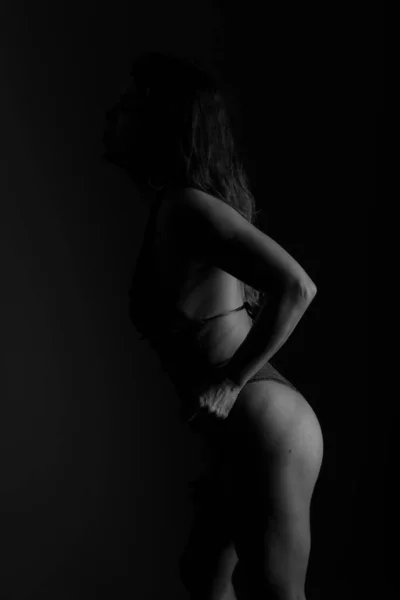 Черно Белый Портрет Чувственной Модели Нижнем Белье Стоящей Принимающей Сексуальные — стоковое фото