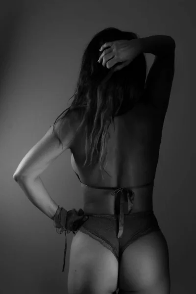 란제리를 감각적인 모델의 검은색과 초상화 포즈를 만드는 스튜디오 어두운 배경에 — 스톡 사진