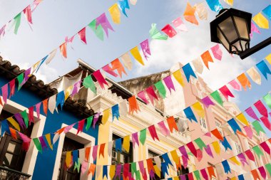 Salvador, Bahia, Brezilya - 15 Haziran 2023: Pelourinho evleri Salvador, Bahia 'da Sao Joao ziyafeti için ön cephede renkli bayraklarla süslenmiş.