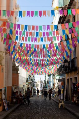 Salvador, Bahia, Brezilya - 15 Haziran 2023: Salvador, Bahia 'da Sao Joao ziyafeti için renkli bayraklarla süslenmiş Pelourinho sokakları ve evleri.