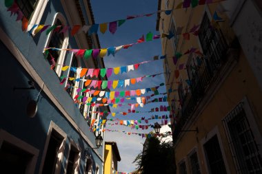 Salvador, Bahia, Brezilya - 15 Haziran 2023: Salvador, Bahia 'da Sao Joao ziyafeti için renkli bayraklarla süslenmiş Pelourinho sokakları ve evleri.