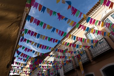 Salvador, Bahia, Brezilya - 15 Haziran 2023: Pelourinho 'daki eski ve tarihi evlerin cepheleri Salvador, Bahia' daki Sao Joao ziyafeti için renkli bayraklarla süslenmiş.
