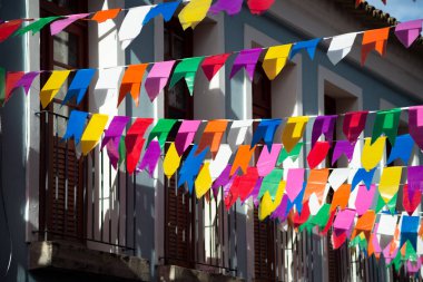 Salvador, Bahia, Brezilya - 15 Haziran 2023: Salvador, Bahia 'da Sao Joao ziyafeti için renkli bayraklarla süslenmiş Pelourinho evleri.