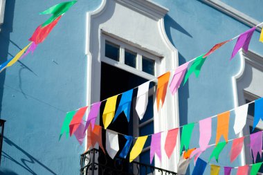 Salvador, Bahia, Brezilya - 15 Haziran 2023: Pelourinho 'daki eski ve tarihi evlerin cepheleri Salvador, Bahia' daki Sao Joao ziyafeti için renkli bayraklarla süslenmiş.