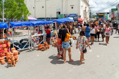 Nazare das Farinhas, Bahia, Brezilya - 08 Nisan 2023: Caxixis fuarındaki insanlar seramik parçalar satın alıyorlar. Nazare das Farias şehri, Bahia.