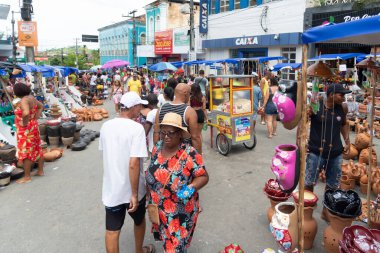 Nazare das Farinhas, Bahia, Brezilya - 08 Nisan 2023: Caddeler Nazare das Farinhas, Bahia 'daki Caxixis fuarı sırasında seramik parçaları ortaya çıkaran tezgahlarla dolu.