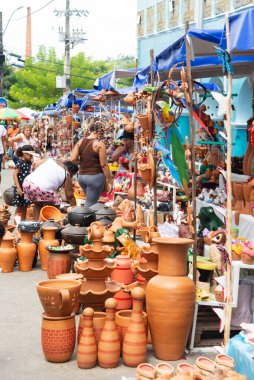 Nazare das Farinhas, Bahia, Brezilya - 08 Nisan 2023: Seramik parçalar Nazare das Farinhas, Bahia 'daki geleneksel Caxixis fuarında sergileniyor.