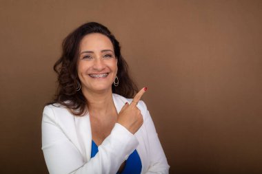 Koçluk yapan kadının el hareketi portresi. Demokratik ve motive edici yönetici kavramı. Kahverengi arkaplanda izole.