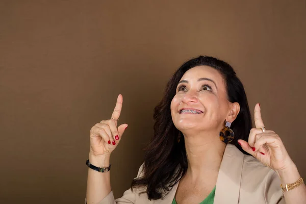 Retrato Sonriente Confiada Mujer Entrenadora Haciendo Gestos Manos Gestión Motivacional — Foto de Stock